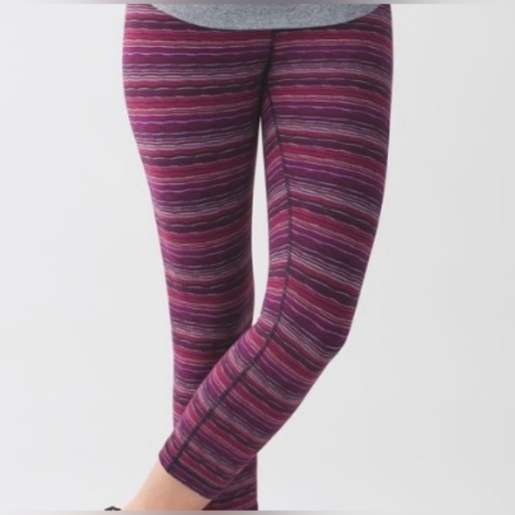 lululemon Wunder Under Crop Hi-Rise. Size 6. Blush Berry Color. - Picture 5 of 15